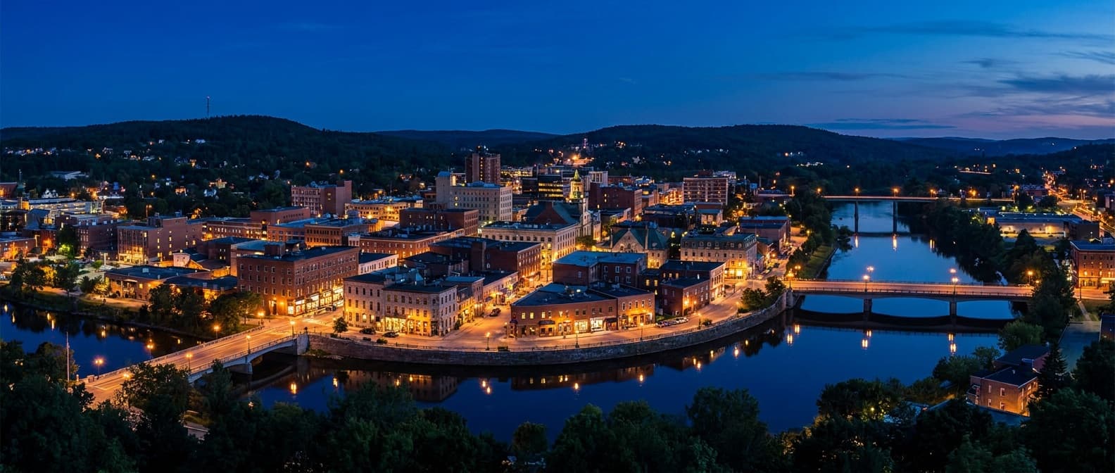 Vue d'une ville québécoise à l'heure bleue